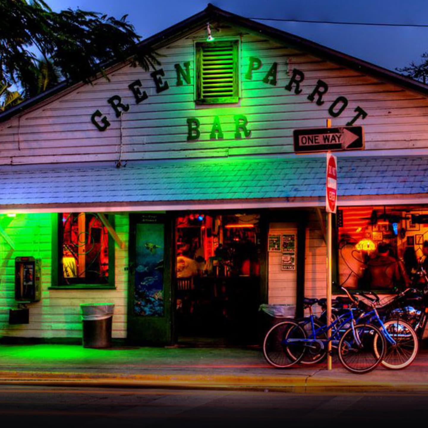 https://www.shopstagandhen.com/cdn/shop/files/BestBachelorettePartyRestaurants_BarsinKeyWest_GreenParrot_Stag_Hen.jpg?v=1704275556